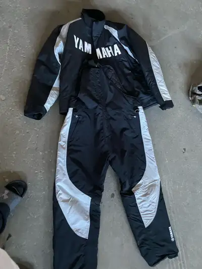 This is a Yamaha snowmobile suit in XXXL, perfect for staying warm on the trails. This suit has been...
