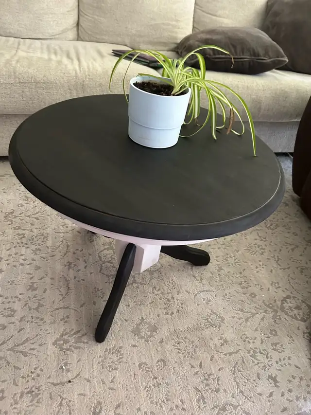 Refurbished Round coffee table/side table in Coffee Tables in Ottawa - Image 5
