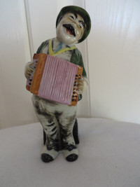Figurine Vintage de porcelaine homme debout jouant accordéon