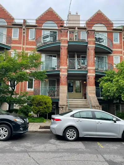 Magnifique et grand 4½, situé au rez-de-jardin d'un immeuble calme et très bien entretenu sur la rue...