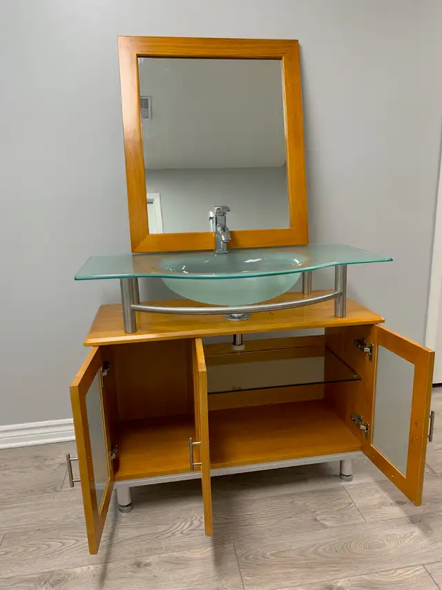 Meuble de salle de bain, miroir, robinet. 42pouces par 22 pouces in Bathwares in Laval / North Shore - Image 3