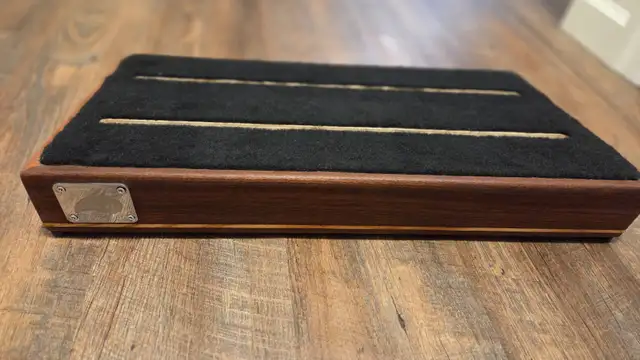 Ruach Foxy Lady Size 3 Large Wood Pedal board and Case in Amps & Pedals in City of Toronto - Image 5