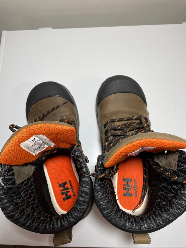 HELLY HANSEN WORK BOOTS - SIZE 8 NEW CONDITION in Men's Shoes in Lethbridge - Image 4
