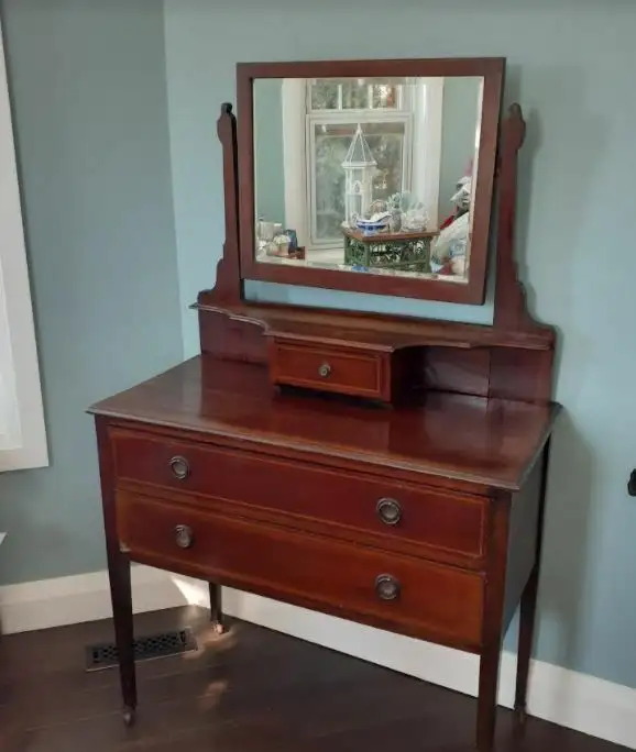 Vintage solid wood dresser dressing table with mirror in Dressers & Wardrobes in Markham / York Region - Image 2