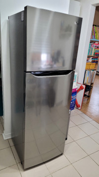 LG 22" 9 Cu. Top Freezer Refrigerator (LRTNC0915V)