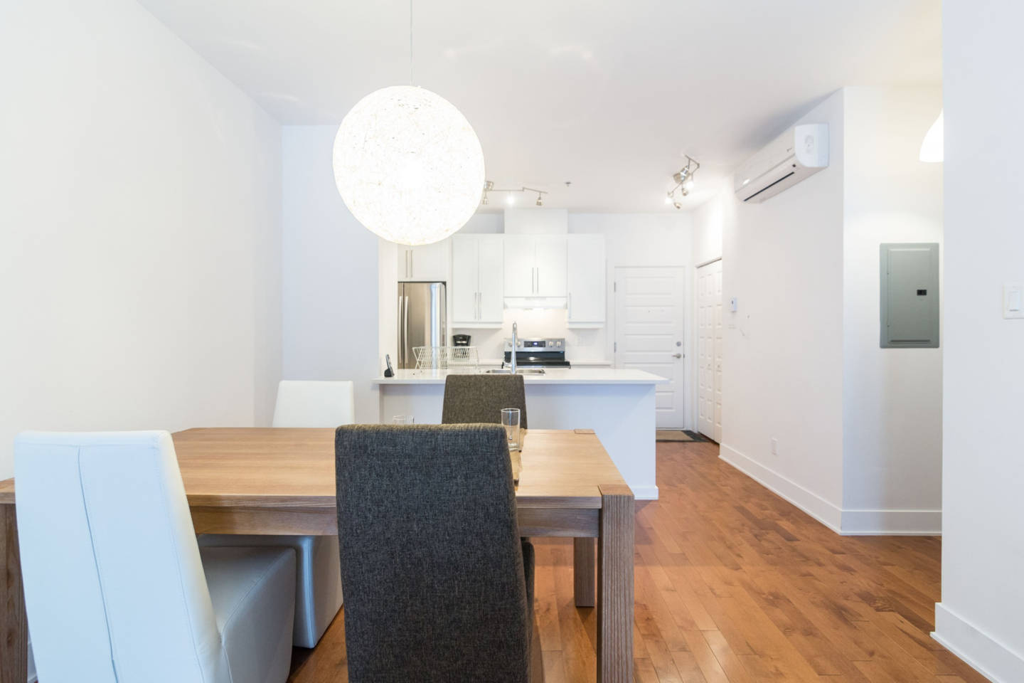 Spacious Fully Furnished and All Inclusive OLD Montreal Condo — photo 2
