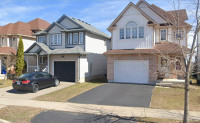 GORGEOUS 5 BED 5 Baths detached house in Laurelwood !!!