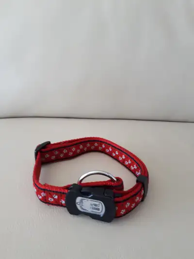 COLLIER POUR CHIEN GRANDEUR : DE 13 POUCES À 22 POUCES COMME NEUF VOIR MES AUTRES ANNONCES.