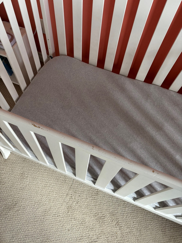 Baby Crib, Mattress and 2 fitted sheets! in Cribs in Edmonton - Image 4