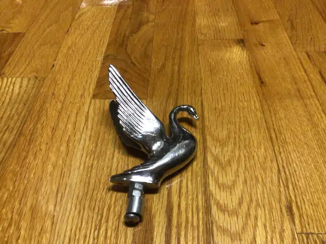 Ornement de capot in Other in Rimouski / Bas-St-Laurent - Image 3