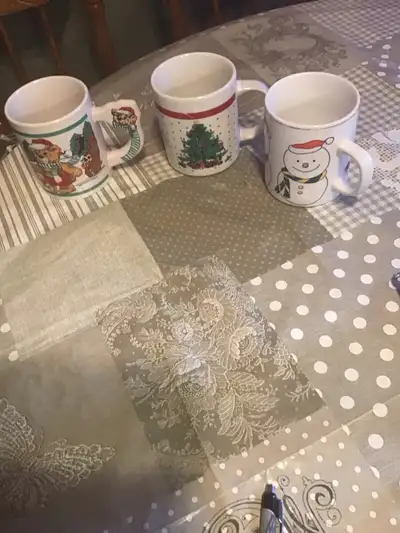 3 tasses  avec motif de Noël 10$, View more