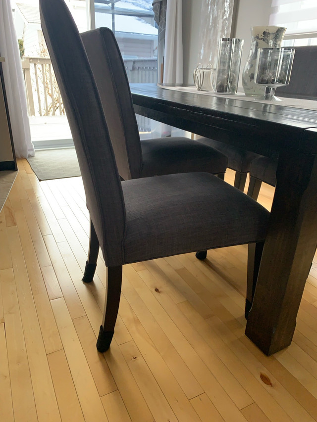 Table en bois avec 8 chaises  dans Mobilier de salle à manger et cuisine  à Longueuil/Rive Sud - Image 4