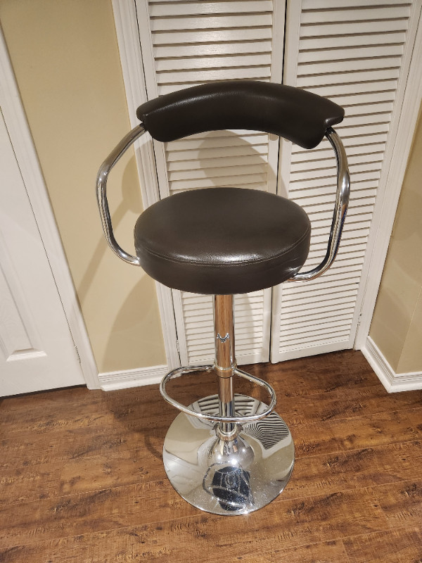 Set of Four Kitchen/Bar stools w/Pneumatic lifts in Kitchen & Dining Wares in Mississauga / Peel Region - Image 2