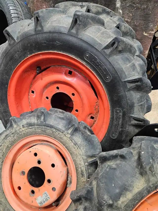 Tracteur diesel Kubota B4200D avec pelle 4WD in Other in Québec City - Image 11