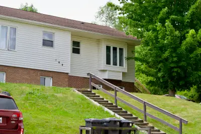 A 3 bedroom unit available in Wolfville. A walk away from downtown and the reservoir park. Cat-frien...