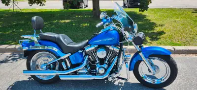 Super Harley Softail 2007 bleu métalique beaucoup de chrome roue de fat boy chromé moteur stage one...