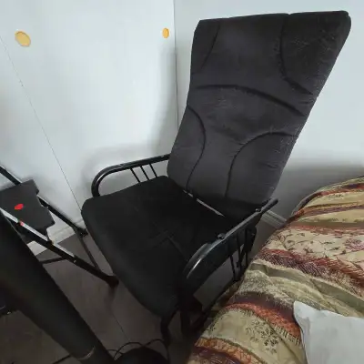 1 chaise noir il manque braas de tissu 1 chaise avec appui jambe très propre