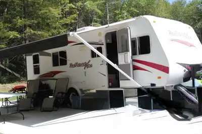 Roulotte cargo légère avec porte rampe, espace garage de 11' a 14'7'' pour embarquement motos, VTT e...