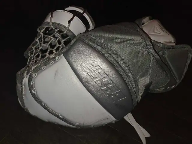 Mitaine Bauer Ultrasonic Hunter Miska goalie glove in Hockey in City of Montréal - Image 5