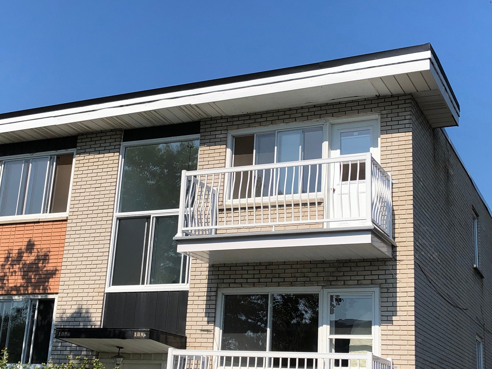 1096 Av. Parkview — photo 1