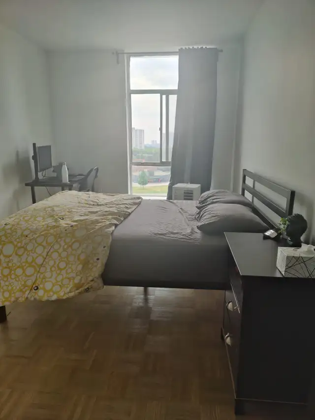 Room for rent in 3 bedroom apartment in Room Rentals & Roommates in City of Toronto - Image 4