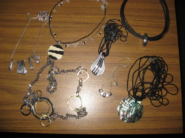 ÉPINGLETTE - BIJOUX - BRACELETS  FITBIT - COFFRES BIJOUX in Arts & Collectibles in Laval / North Shore - Image 7