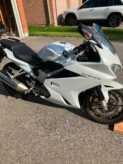 2015 Honda VFR 800 Deluxe version. It has 1509 km, and comes with Pirelli diablo corsa 2 tires (700...