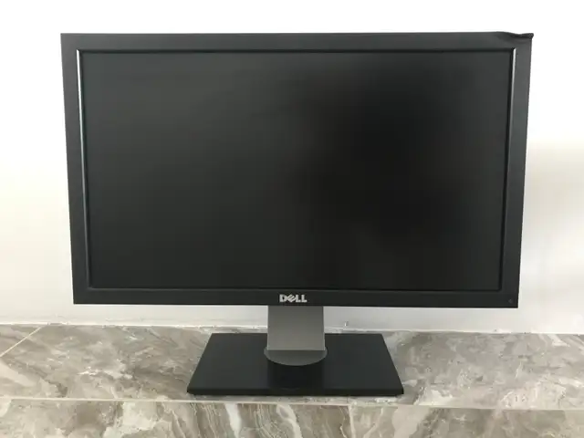 Dell U2711 Ultra Sharp 27" Monitor 2K (QHD) Widescreen Display in Monitors in City of Montréal - Image 2