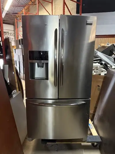 Full size fridge by Frigidaire , this refrigerator is in excellent condition, fully functional. This...