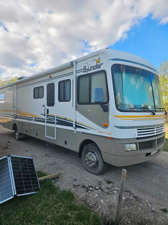 2003 Fleetwood Bounder 35R in Other in Strathcona County - Image 2