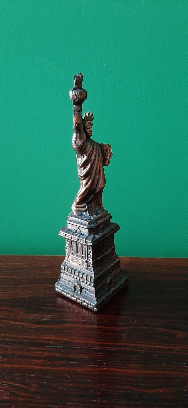 Vintage Statue of Liberty copper statue dans Art et objets de collection  à Ville de Montréal - Image 3
