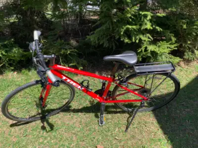 Vélo à 9 vitesses (2017). Très bonne condition n'a que 4143 km. Comprend: Porte-bidon, Béquille, Por...