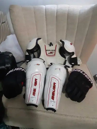 Boys hockey gear shoulder pad,chin pads and gloves and elbow pad, View more