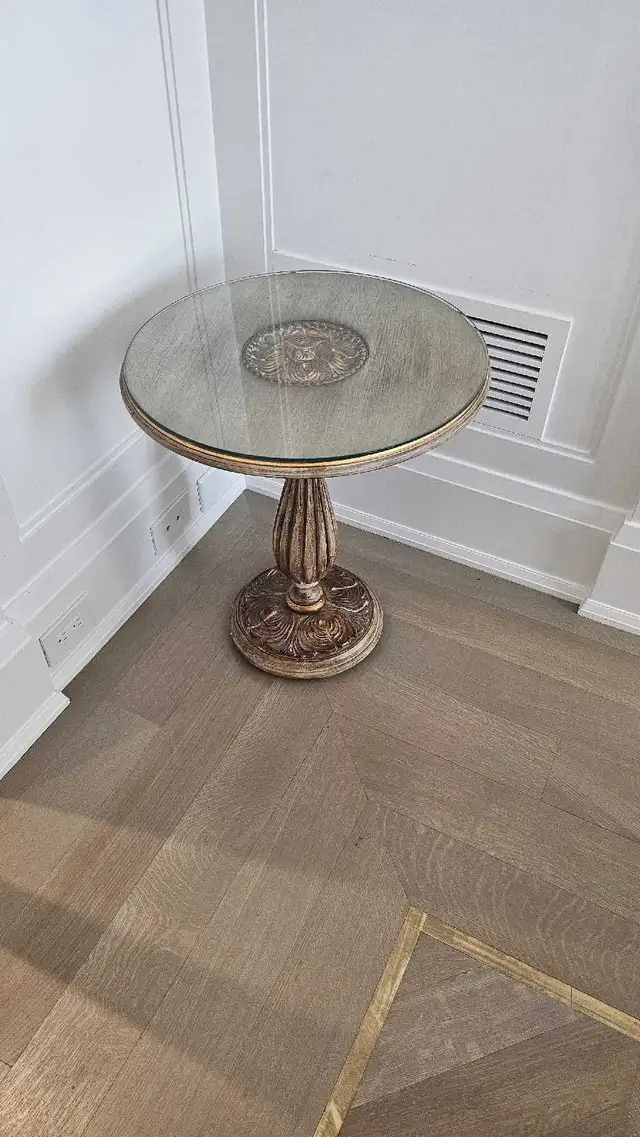 Glass Accent Table in Other Tables in City of Toronto - Image 2