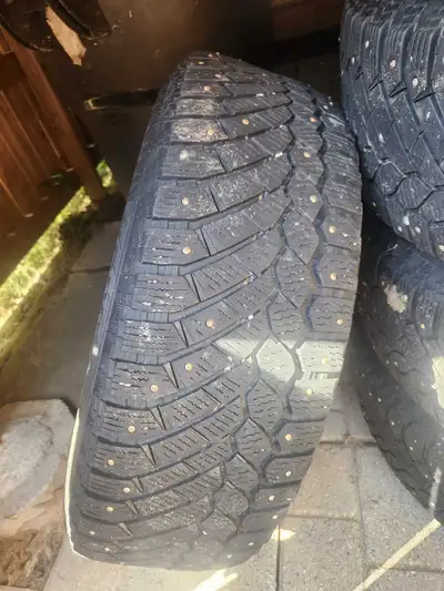 Pneus d'hiver cloutés 225/65/R17 Gislaved Nordfrost 200 en bon état Roues d'acier 17", bolt pattern...