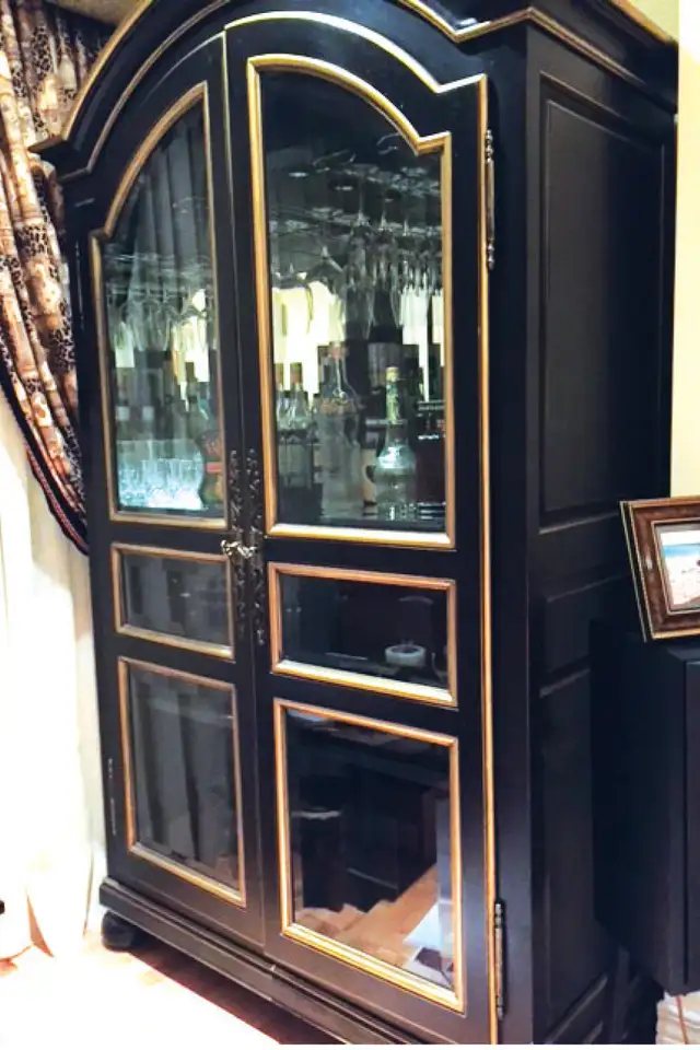 Armoire Vaisselier / Bar in Hutches & Display Cabinets in City of Montréal - Image 4