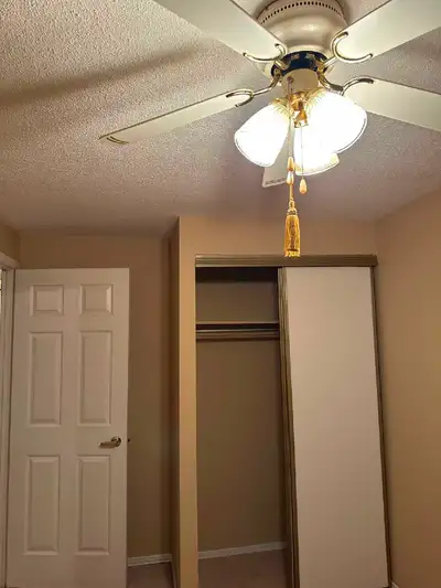 Its a private room all utilties including in rent Vegetarian preferred