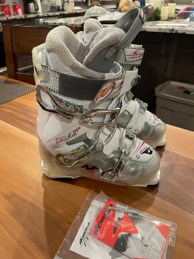 Nordica Transfire R1W womans ski boots in Ski in Cranbrook - Image 2
