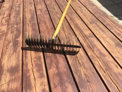 Voici un râteau robuste et fiable, parfait pour entretenir votre jardin. Bien qu'il ait déjà vu quel...