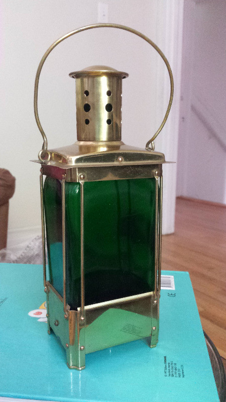 Vintage Musical Box Lantern Liquor Bottle Decanter Green Glass dans Art et objets de collection  à Ville de Montréal
