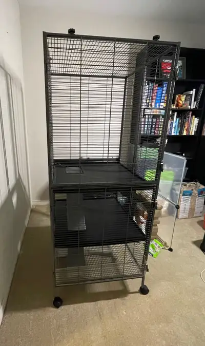 2’ x 2’ x 4.5’ interior size rat cage with custom bottom insert
