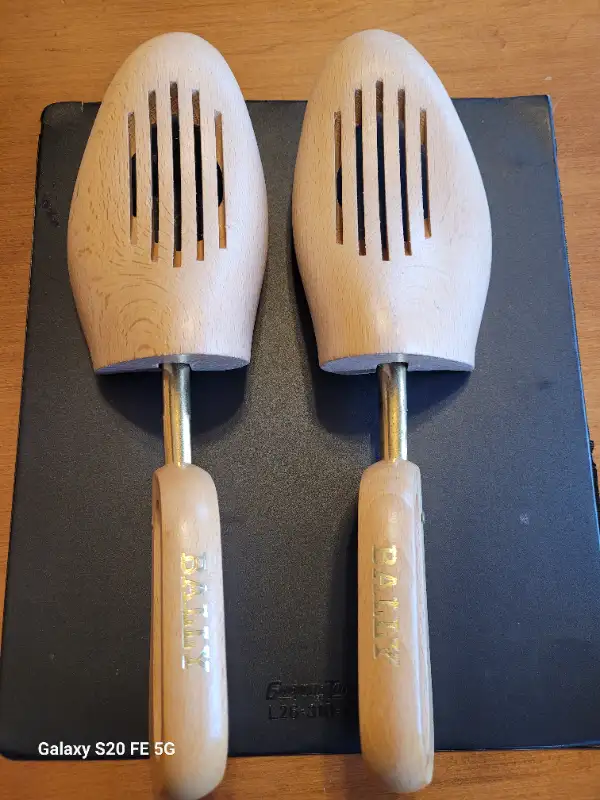 Pair Wooden Shoe Trees in Men's Shoes in Markham / York Region - Image 2