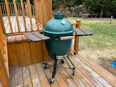 BIG GREEN EGG MINT CONDITION - USED 3 TIMES COMES WITH A PLACE SETTER & COVER NEW = $2800.00 + $364....