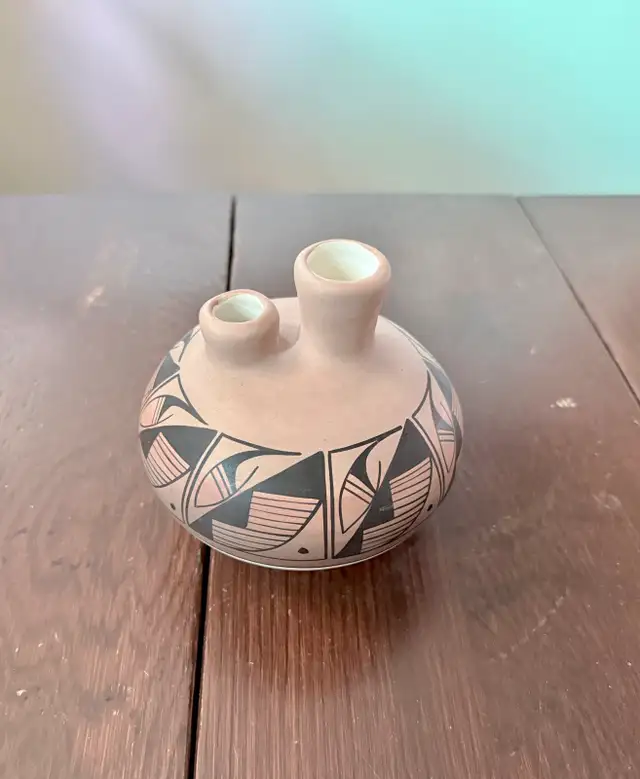 Navajo Pottery Vase Art Vintage Decor Hand Painted Ceramic in Arts & Collectibles in Calgary - Image 3