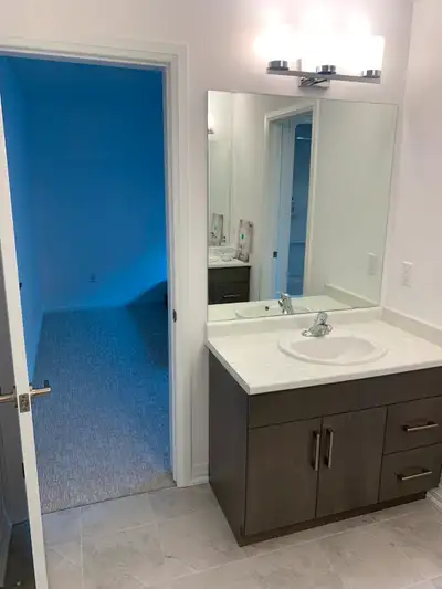 Private bedroom for couple or 2 girls-close to Niagara College