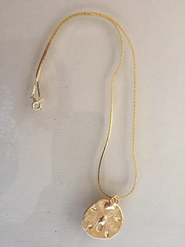 Gold Platted Sand Dollar Necklace in Jewellery & Watches in Downtown-West End - Image 3