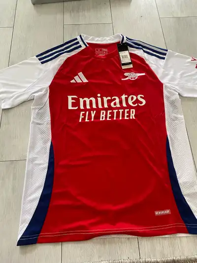 Get ready to show your support with this brand new Adidas Arsenal football jersey! The jersey featur...