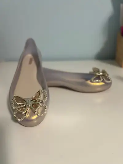 Step into sweet elegance with these charming Melissa shoes in a delicate light lilac shade. Size: US...