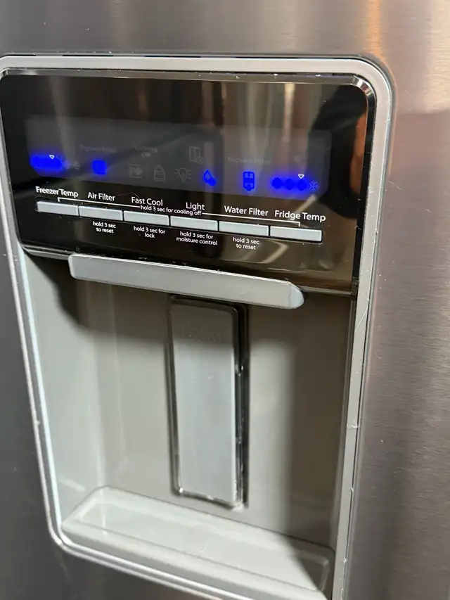 Whirlpool 30” fridge with water/ice - delivery  in Refrigerators in West Island - Image 3