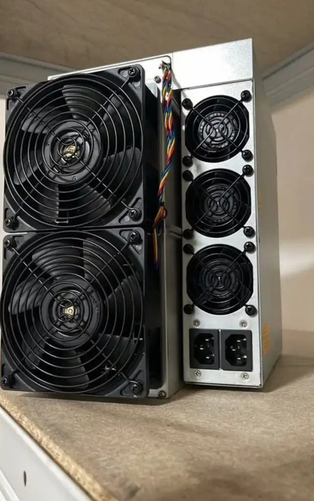 Antminer L7 in Servers in Longueuil / South Shore - Image 3